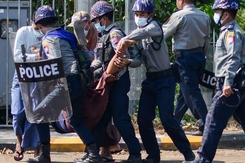 Chính biến Myanmar: Thêm loạt thành viên đảng của bà Suu Kyi bị bắt giữ