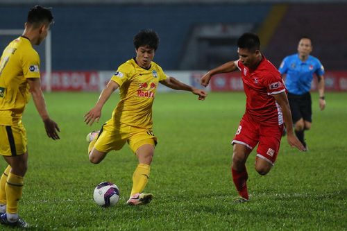HLV Kiatisak ước có Messi Thái đá cặp với Công Phượng