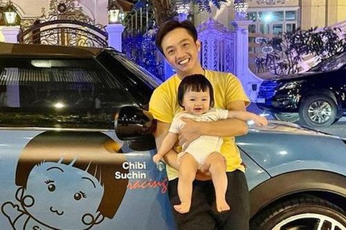 Con gái Cường Đô La thích thú tạo dáng bên 'xế hộp' tiền tỷ được bố tặng, nhìn biểu cảm ai cũng bật cười theo