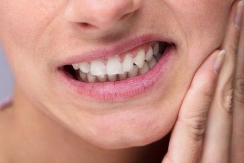 Bạn đang tự phá hỏng răng của mình bằng 11 thói quen hằng ngày này