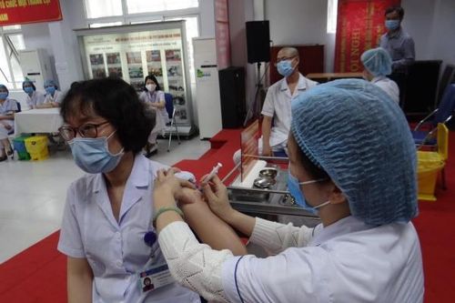Hơn 7.600 người ở Hà Nội đã được tiêm vắc xin COVID-19