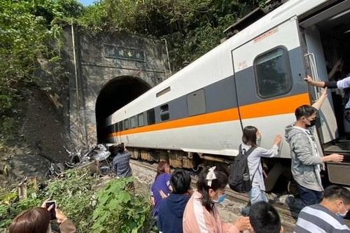 Tàu đụng xe tải, đâm vào vách hầm chui, ít nhất 36 người chết