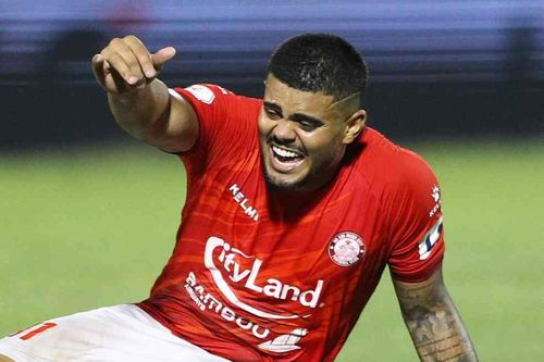 Ngoại binh Brazil kêu gào vì bị chuột rút trong trận thua 1-3