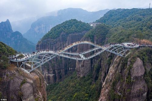 Cầu kính uốn lượn 2 tầng hút khách ở Trung Quốc