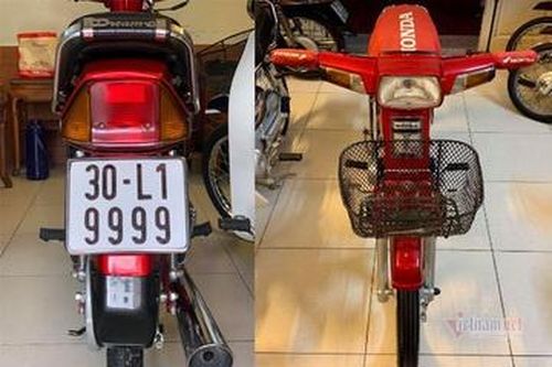Honda Dream Thái đời 1997 biển tứ quý 9 trị giá 350 triệu đồng