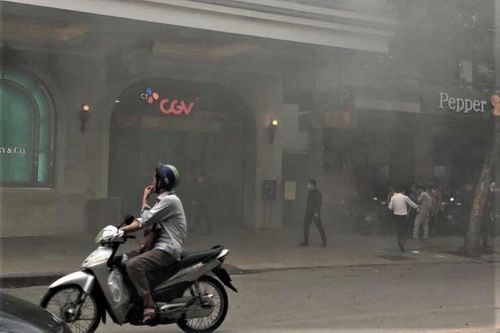 Ôtô bốc cháy tại tầng hầm Tràng Tiền Plaza