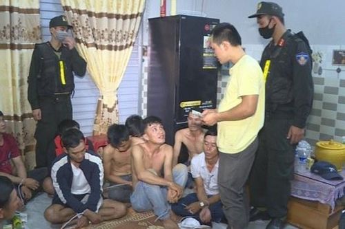 Đột kích sới xóc đĩa có nhiều người cảnh giới