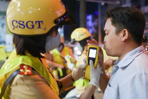 Vi phạm nồng độ cồn, tài xế ôtô bị phạt 35 triệu, tước GPLX gần 2 năm