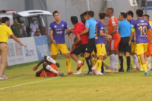 Trưởng Ban trọng tài VFF: 'Văn Quyết có động tác thừa, Việt Anh xứng đáng nhận thẻ đỏ'