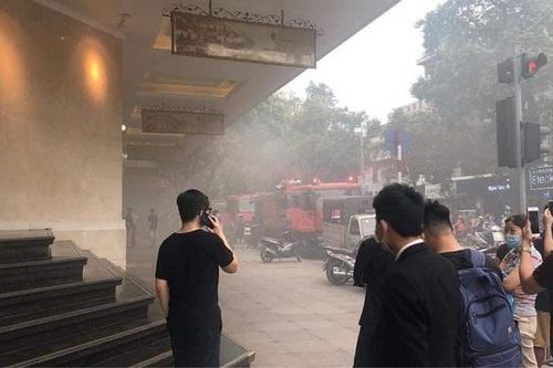Hà Nội: Ô tô đột ngột bốc cháy dưới tầng hầm Tràng Tiền Plaza