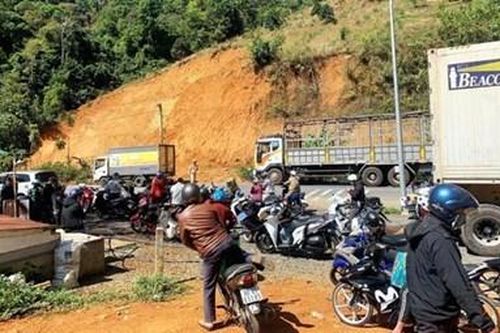 Lâm Đồng: Va chạm với xe tải, 2 nữ sinh viên thiệt mạng