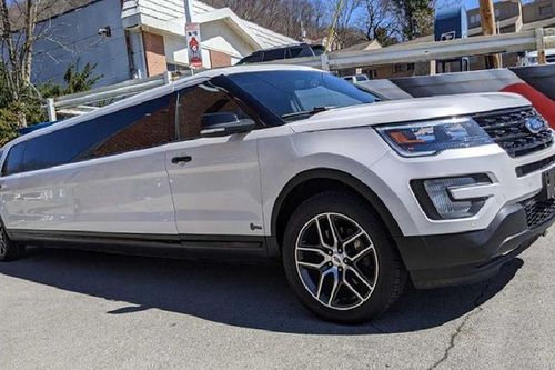 Ford Explorer 'phẫu thuật' thành xe Limo, rao bán gần 1,4 tỷ đồng