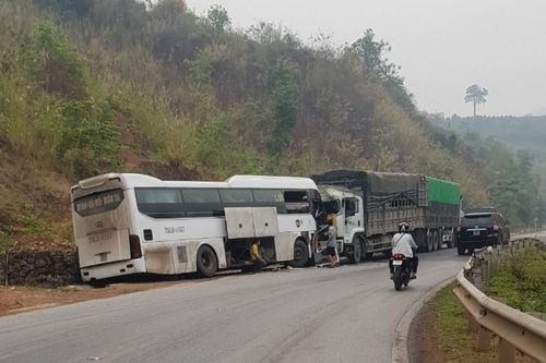 Sơn La: Xe khách Hải Vân lấn làn, đấu đầu xe tải khiến 4 người bị thương