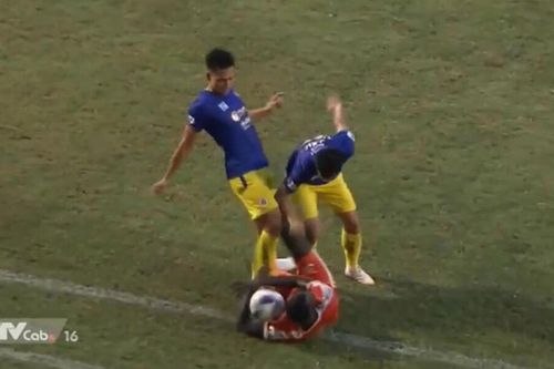 Trụ cột Hà Nội FC chơi xấu đồng đội cũ, đối diện án phạt nguội
