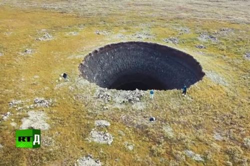 Những chiếc hố khổng lồ bí ẩn xuất hiện ở Siberia
