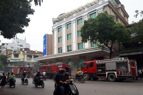 Hà Nội: Ôtô bốc cháy tại tầng hầm Tràng Tiền Plaza