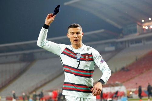 Chiếc băng đội trưởng bỏ đi của siêu sao Ronaldo có giá 75.000 USD