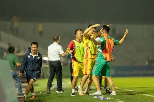 Thanh Hóa thắng 'điên rồ', Quảng Ninh gieo sầu cho Bình Dương