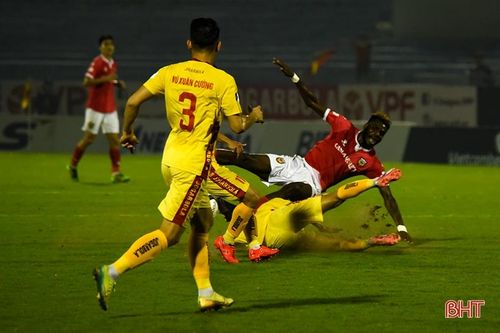 Thất bại cay đắng trên sân nhà, Hồng Lĩnh Hà Tĩnh rơi xuống chót bảng
