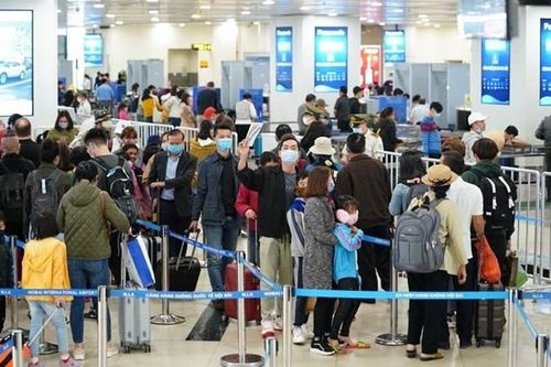 Khách chủ động khai báo y tế để giảm ùn tắc sân bay Nội Bài