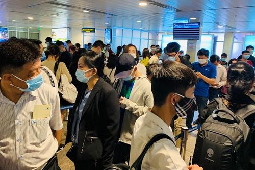 Sân bay Tân Sơn Nhất 'kín người' trong ngày cuối tuần