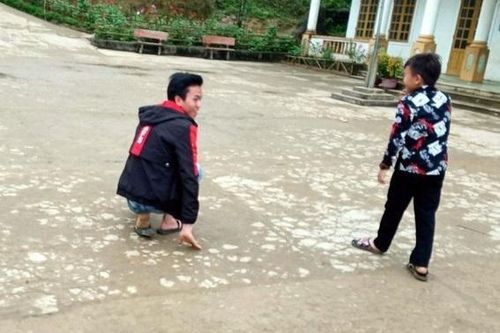 Nghị lực của nam sinh người dân tộc Mông dùng tay thay chân tới trường