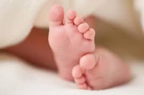 Hi hữu trường hợp em bé sinh ra với 3 'của quý'