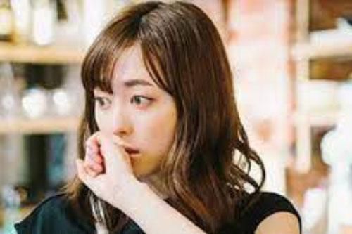 Rảnh rỗi đi mua quần áo với cô bạn, nhìn rõ mặt người bảo vệ bị thọt chân của cửa hàng mà tôi sững sờ 'hóa đá'