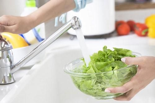 Rửa rau quả cho thêm thứ này vào đảm bảo hết thuốc trừ sâu hóa chất