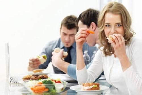 Thói quen làm giảm tuổi thọ nghiêm trọng khi ăn trưa nhiều người mắc