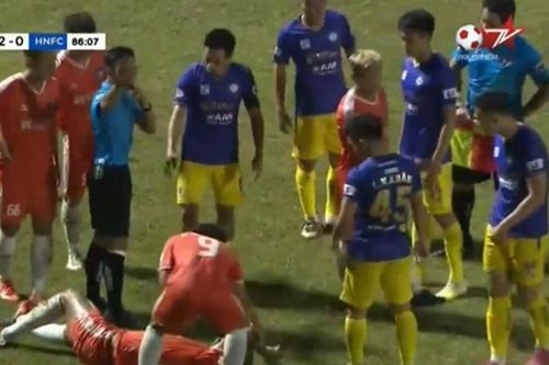 HLV Chu Đình Nghiêm: 'Văn Quyết chỉ nhảy tránh quả bóng chứ chưa có động tác gì'