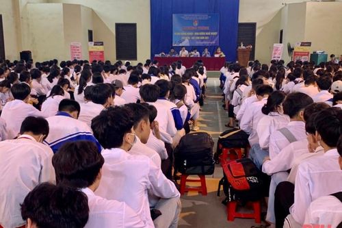 Gần 1.400 đoàn viên, thanh niên , học sinh được tư vấn, hướng nghiệp và giới thiệu việc làm