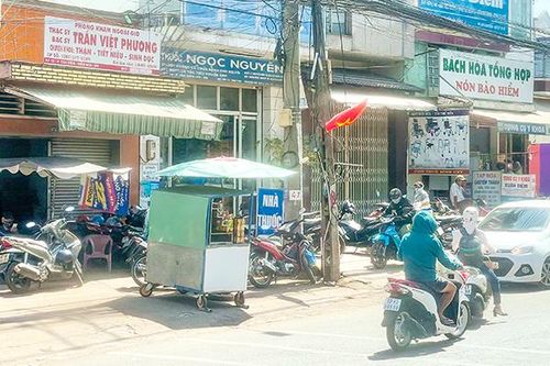Vỉa hè lại bị lấn chiếm