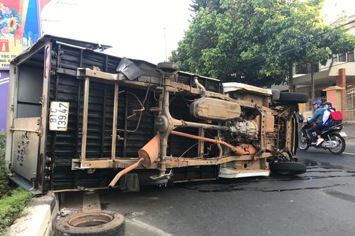 Pleiku: Xe tải rớt bánh lật ngang giữa đường, 2 người thoát nạn