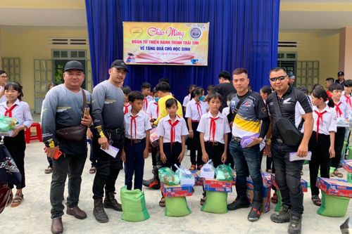 Trao 90 phần quà cho học sinh khó khăn huyện Cam Lâm