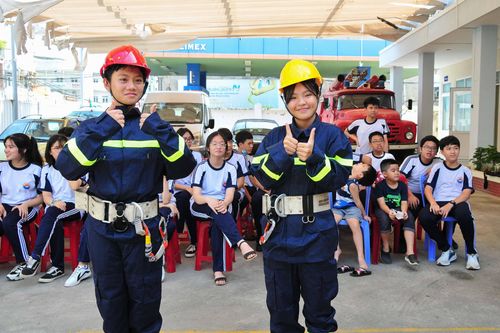 Thú vị hoạt động trải nghiệm 'Một ngày làm lính cứu hỏa'
