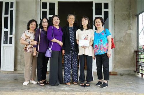 Công ty TNHH Thiết bị Minh Tâm tặng quà cho các em học sinh có hoàn cảnh đặc biệt khó khăn tại huyện Cam Lộ
