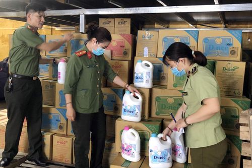 Bắt quả tang cơ sở sản xuất nước giặt giả, giá bán 70.000 đồng/thùng