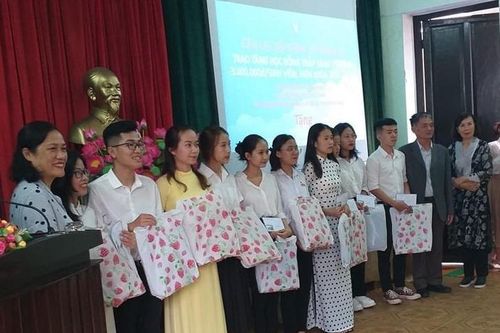 Trao 34 suất học bổng 'Thắp sáng ước mơ' cho sinh viên Đại học Huế