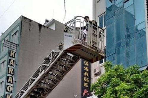 Giải cứu 5 người mắc kẹt trong tòa nhà 9 tầng bị cháy