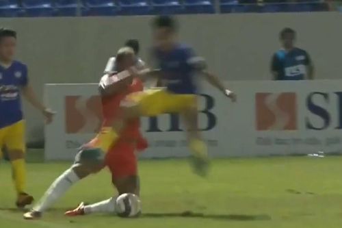 Văn Quyết 'bỏ bóng đá người', HLV Chu Đình Nghiêm lên tiếng bênh vực