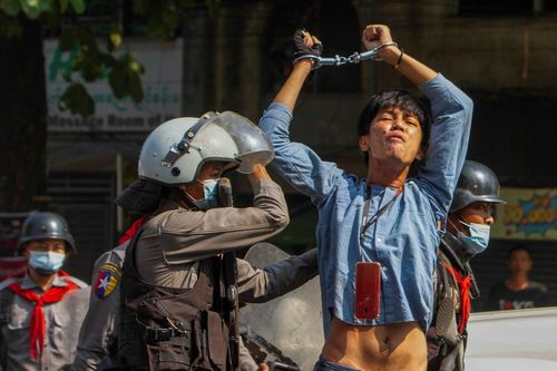 Quân đội Myanmar bắt loạt ca sĩ, diễn viên