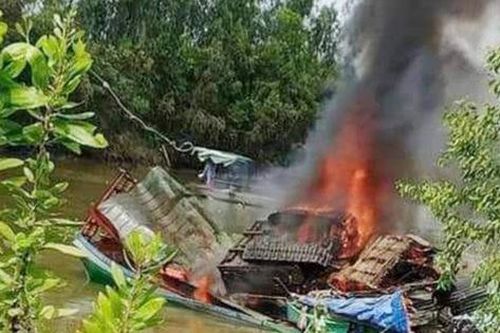 Long An: Phà bốc cháy ngùn ngụt sau tiếng nổ lớn, 3 người thương vong