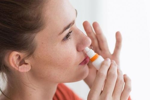 Mắc bệnh tim mạch, hoang tưởng do lạm dụng thuốc thông mũi