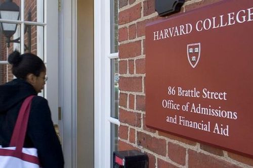 ĐH Harvard bảo sinh viên châu Á: 'Bạn có thể ước giá như mình không phải người châu Á'?