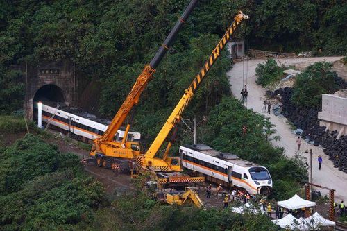 Lãnh đạo đầu ngành giao thông Đài Loan nhận trách nhiệm vụ tai nạn tàu cao tốc