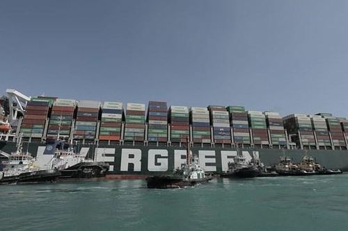 Kênh đào Suez dậy sóng