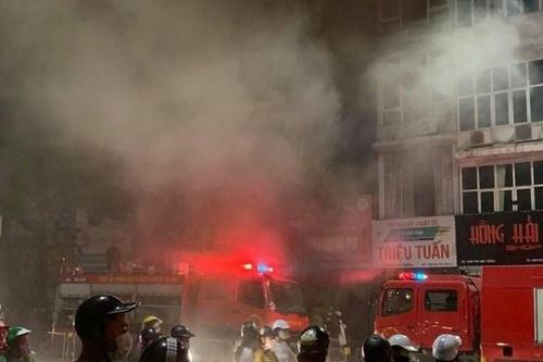 Phó Chủ tịch TP Hà Nội thăm hỏi gia đình nạn nhân vụ cháy ở phố Tôn Đức Thắng
