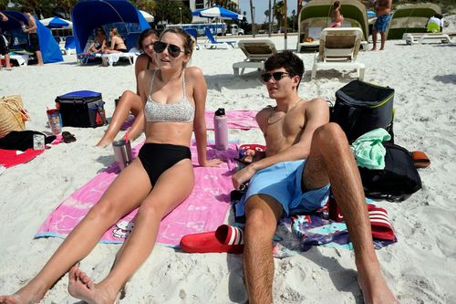 Đám đông không khẩu trang tràn ngập các điểm du lịch ở Mỹ