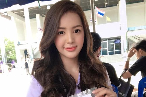 Dàn người đẹp chuyển giới đi nộp giấy để miễn nghĩa vụ quân sự